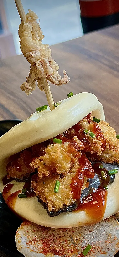 Bao de calamares con mahonesa de tinta y salsa tonkatsu.(ver más)